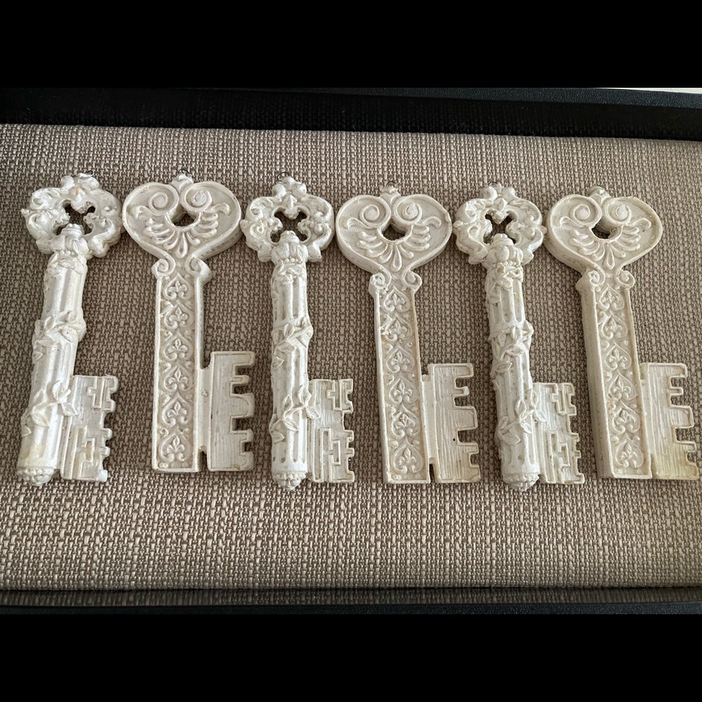 Deleting 8/1/22 Vintage Key Ornaments Resin Set of Six White